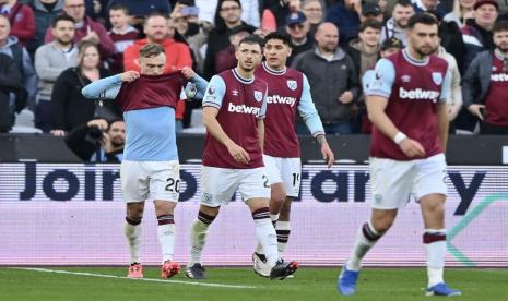 Pemain West Ham United Jarrod Bowen merayakan gol kemenangan bersama rekan satu timnya dalam pertandingan melawan Manchester United di Liga Primer Inggris di Stadion London, Ahad, 26 Oktober 2024