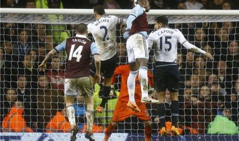 Pemain West Ham United, Madibo Maiga (dua kanan), melepaskan sundulan menjebol gawang Tottenham Hotspur di laga perempat final Piala Liga di White Hart Lane, London, Rabu (18/12). 