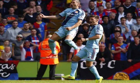 Pemain West Ham United, Mauro Zarate (kiri), melakukan selebrasi usai menjebol gawang Crystal Palace di laga Liga Primer Inggris di Selhurst Park, London, Sabtu (23/8). 