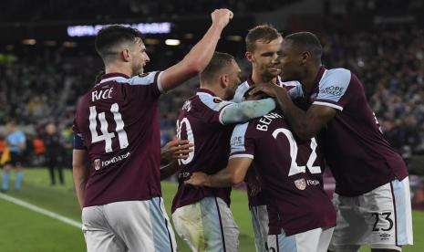 Pemain West Ham United melakukan selebrasi usai menjebol gawang Rapid Vienna dalam laga Liga Europa di London, Inggris, pada Jumat (1/10) dini hari WIB.