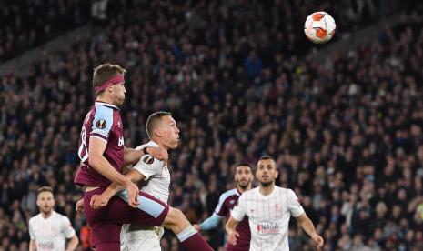 Pemain West Ham United Tomas Soucek (kiri) mencetak gol lewat sundulan ke gawang Sevilla di Liga Europa.