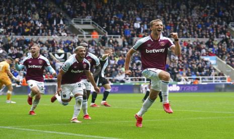 Pemain West Ham United Tomas Soucek merayakan golnya ke gawang Newcastle United dalam laga pekan pertama Liga Primer Inggris musim 2021/2022.