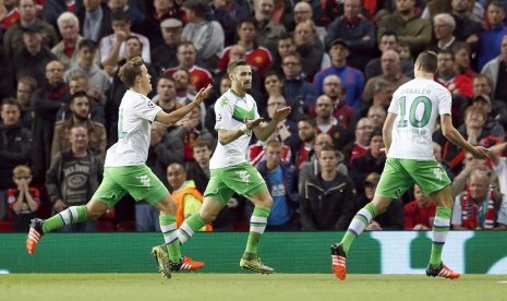 Pemain Wolfsburg, Daniel Caligiuri (tengah) meluapkan kegembiraan setelah berhasil melesakkan gol ke gawang Manchester United dalam laga lanjutan Liga Champions grup B, di Old Trafford Stadium, Manchester, Inggris. 