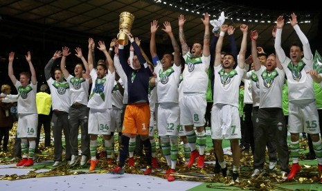 Pemain Wolfsburg mengangkat trofi Piala Jerman