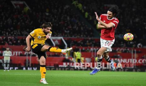 Pemain Wolverhampton Ruben Neves (kiri) beraksi melawan pemain Manchester United  Edinson Cavani (kanan) pada pertandingan Liga Premier Inggris antara Manchester United dan Wolverhampton Wanderers di Manchester, Inggris,Selasa (4/1/2022) dini hari WIB.