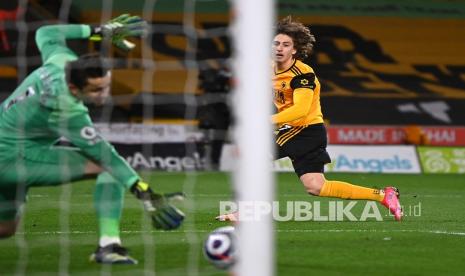 Pemain Wolverhampton Wanderers Fabio Silva mencetak gol kedua timnya pada pertandingan sepak bola Liga Premier Inggris antara Wolverhampton Wanderers dan West Ham United di Stadion Molineux di Wolverhampton, Inggris,  Selasa (6/4) dini hari WIB. 