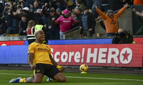 Pemain Wolverhampton Wanderers Mario Lemina berselebrasi setelah mencetak gol ke gawang Tottenham Hotspur dalam pertandingan Liga Primer Inggris.