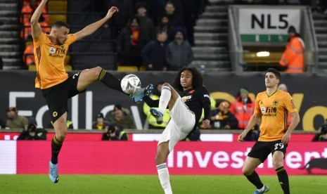 Pemain Wolverhampton Wanderers Romain Saiss (kiri) berduel dengan pemain Manchester United Tahith Chong pada pertandingan babak ketiga Piala FAdi Stadion Molineux, Wolverhampton, Ahad (5/1) dini hari WIB. 