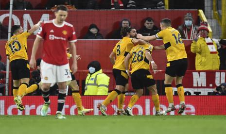 Pemain WOlverhampton Wanderers (Wolves) Joao Moutinh (kedua kanan) merayakan golnya ke gawang MU dalam lanjutan Liga Primer Inggris di Old Trafford, Selasa (4/1) dini hari WIB, Wolves mengalahkan MU 1-0.