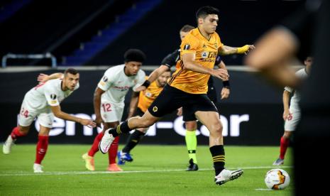 Pemain Wolverhampton Wanderers (Wolves) Raul Jimenez saat menjadi eksekutor penalti lawan Sevilla di Liga Europa.