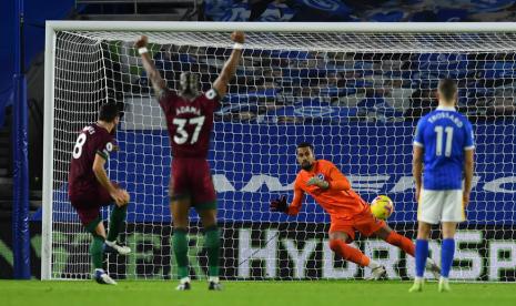 Pemain Wolverhampton Wanderers (Wolves) Ruben Neves (kiri) mencetak gol ke gawang Brighton and Hove Albion lewat titik penalti. 