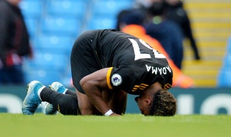 Pemain Wolves Adama Traore bersujud usai mengantar timnya mengalahkan Manchester City 2-0. 