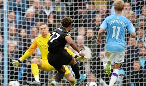 Pemain Wolves Adama Traore mencetak gol ke gawang Manchester City dalam pertandingan di Stadion Etihad, Ahad (6/10)