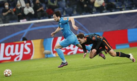 Pemain Zenit Sardan Azmoun (kiri) melewati pemain Chelsea Andreas Christensen (kanan) pada pertandingan terakhir Grup H Liga Champions di Stadion Gazprom Arena, Saint Peterburg, Rusia, Kamis (9/12) dini hari WIB.  