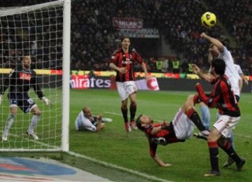 Pemain bertahan Napoli, Salvatore Aronica, menyentuh bola dengan tangan yang akhirnya memberi keuntungan AC Milan berupa hadiah pinalti  pada pertandingan di San Siro, Selasa (1/3/2011) dini hari.