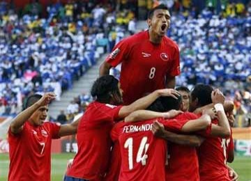 Pemain Chile meluapkan kegembiraan setelah Juan Beausejour mencetak gol