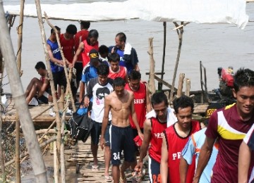 Pemain Persibo Bojonegoro menggunakan perahu tembo menuju lokasi latihan di Desa Trucuk, Kecamatan Trucuk, Jatim, Rabu (2/12), karena Stadion Letjen H Soedirman Bojonegoro tidak bisa dipakai sehubungan penataan lampu stadion.