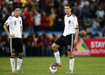 Pemain Timnas Jerman Mesut Oezil (kiri) dan Miroslav Klose (kanan)