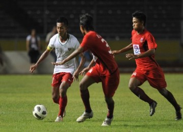 Pemain Timnas Pra-Olimpiade, Yongki Ariwibowo (kiri), membawa bola melewati dua pemain Pelita Jaya U-21 saat laga uji coba di Stadion Utama Gelora Bung Karno Senayan, Jakarta, Sabtu (5/2) malam.