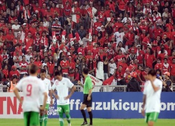 Pemain timnas tertunduk lesu usai kalah dari Malaysia