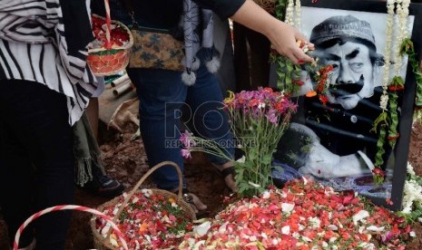 Pemakaman almarhum Suryadi atau lebih dikenal dengan nama Pak Raden di TPU Jeruk Purut, Jakarta Selatan, Sabtu (31/10). Almarhum Pak Raden meninggal dunia dalam usia 82 tahun di Rumah Sakit Pelni akibat sakit infeksi paru-paru. 