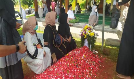 Doa dan Ucapan Selamat Jalan Iringi Kepergian Ameer Azzikra. Pemakaman ustaz Ameer Azzikra di Ponpes Azzikra Gunung Sindur, Senin (29/11).