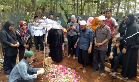 Pemakaman Hani Nur Alfiyah (21 tahun) korban penembakan di GT Pasteur, Bandug, diwarnai isak tangi dari keluarga, teman dan kerabat. Hani dimakamkan di TPU Desa Campaka, Kecamatan Campaka, Purwakarta, Selasa (23/10).