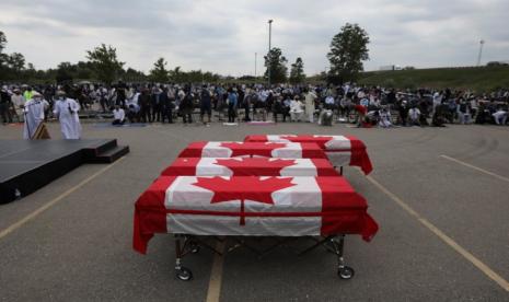 Pemakaman Keluarga Muslim Kanada Dihadiri Ratusan Pelayat. Pemakaman keluarga Muslim korban islamofobia di Islamic Centre of Southwest Ontario, London, Ontario, Kanada dihadiri ratusan pelayat, Sabtu (12/6). Tampak peti mati keluarga Afzaal yang dibungkus bendera Kanada. Kanada Angkat Perwakilan Khusus untuk Perangi Islamofobia