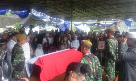 Pemakaman mantan Menteri Keuangan era Kabinet Pembangunan VI, Marie Muhammad di Taman Pemakaman Umum (TPU) Tanah Kusir pada Ahad (11/12) diiringi upacara militer. 