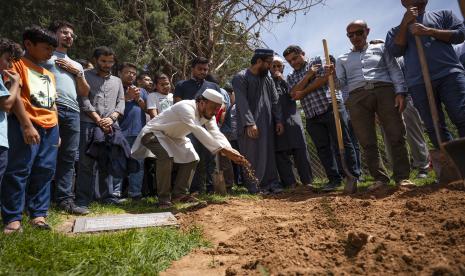 Pemakaman Muhammad Afzaal Hussain (27 tahun) di Fairview Memorial Park, Albuquerque, New Mexico, AS  pada Jumat (5/8/2022). Petugas yakin kematian pria berusia 27 tahun dan pria Muslim lainnya dalam sembilan bulan terakhir merupakan pembunuhan yang ditargetkan dan terkait dengan SARA. 