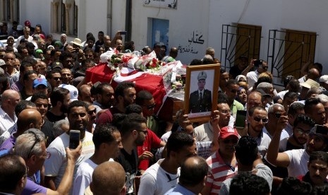 Pemakaman salah satu korban meninggal akibat serangan bom di barat laut Tunisia, Ahad (8/7).