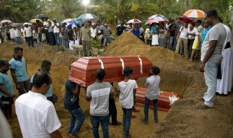 Pemakaman tiga anggota keluarga korban serangan bom di Gereja St. Sebastian di Negombo, Sri Lanka, Senin (22/4).