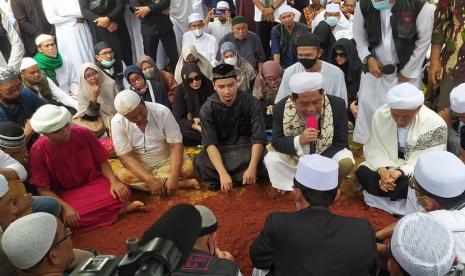 Pemakaman Ustaz Ameer Azzikra di Ponpes Azzikra Gunung Sindur, Senin (29/11). 