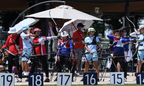 Pemanah Indonesia Diananda Choirunisa (kedua kiri) melepaskan anak panah dalam kualifikasi perorangan putri Olimpiade Tokyo 2020 di Yumenoshima Park Archery Field, Tokyo, Jepang.