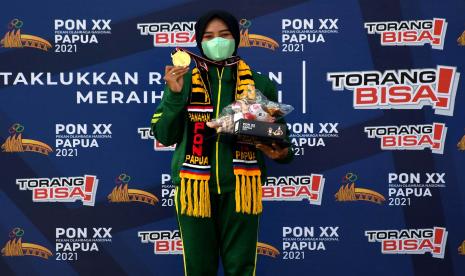  Pemanah Jawa Timur, Diananda Choirunisa berhasil menyabet medali emas cabang olahraga panahan nomor individual recurve putri di Arena Panahan Komplek Kingmi, Kampung Harapan, Kabupaten Jayapura, Senin (4/10).