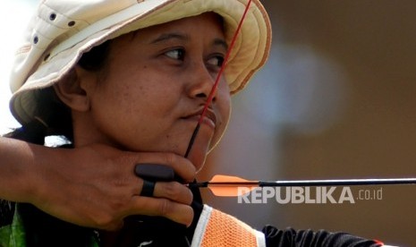 Pemanah putri Jatim Ika Yuliana usai membidik sasaran pada final nomor Recurve individu putri PON XIX di Lapangan Panahan Kompleks Si Jalak Harupat, Kabupaten Bandung, Jabar, Rabu (21/9).