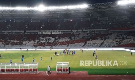 Pemanasan para pemain Timnas Indonesia dan Islandia sebelum pertandingan, Ahad (14/1).