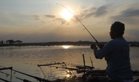 Pemancing ikan (ilustrasi). Tim gabungan yang terdiri dari anggota Polres Jayapura, Koramil 1701 Sentani, Sat Pol PP, KNPI, dan relawan Corona Virus Disease 2019 (COVID-19) dari Orari serta Rapi membubarkan warga yang sedang asyik memancing.