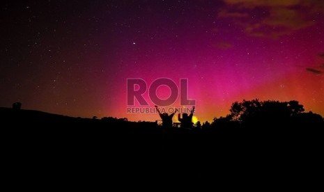 Pemandangan alamiah dari cahaya langit berwarna-warni yang dikenal sebagai Aurora Australis  terlihat di kawasan timur negara bagian Victoria, hari Selasa (23/6) pagi. Australiaplus.com/Caitlin Gordon