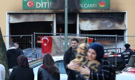 Pemandangan bagian depan Masjid Koca Sinan Camii di Berlin, Jerman, yang terbakar karena serangan pada Ahad (11/3) dini hari waktu setempat. 