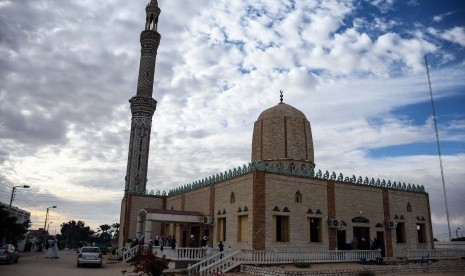 Pemandangan bagian luar Masjid Al-Rawda sehari setelah rumah ibadah tersebut diserang di bagian utara Kota Arish, Semenanjung Sinai, Mesir, Sabtu (25/11). Menurut laporan, setidaknya 270 orang tewas dan 90 terluka karena ledakan bom. 