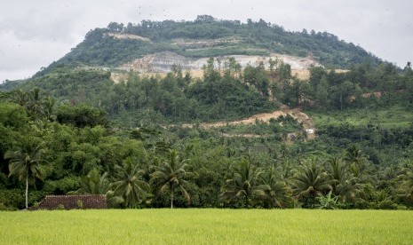 Pemandangan bukit yang rusak akibat aktivitas penambangan di Desa Sirnaresmi, Gunungguruh, Sukabumi, Jawa Barat, Rabu (26/12/2018). Wahana Lingkungan Hidup (Walhi) mencatat, sekitar 400 ribu hektare lahan hijau di Jawa Barat mengalami fase kritis yang salah satunya diakibatkan oleh aktivitas penambangan serta pembalakan hutan. 