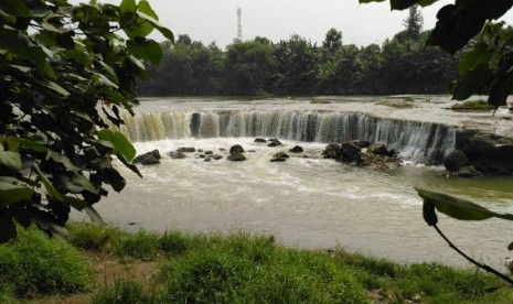 Pemandangan Curug Parigi di Kabupaten Bekasi, Jawa Barat. Curug yang mirip dengan air terjun Niagara di Amerika Serikat ini tersohor di media sosial.