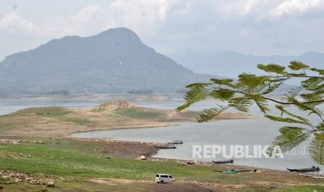 Pemandangan danau Jatiluhur, di Purwakarta, Jawa Barat, Ahad (3/11/2019). 