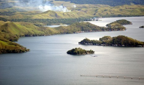 Pemandangan Danau Sentani, Papua. Danau yang memiliki luas sekitar 9.360 hektare dan berada pada ketinggian 75 mdpl tersebut merupakan salah satu daya tarik wisatawan lokal maupun mancanegara. 