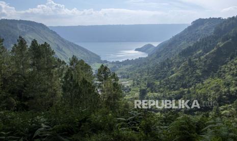 Pemandangan Danau Toba dari kawasan Ajibata, Kabupaten Toba Samosir, Sumatera Utara, Senin (22/2/2021).