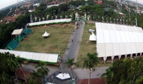 Pemandangan dari atas alun-alun yang akan digunakan sebagai tempat pembukaan Muktamar ke-33 Nahdlatul Ulama di Jombang, Jawa Timur, Selasa (28/7). Lokasi muktamar sekaligus rapat pleno NU 1-5 Agustus 2015 tersebut dapat menampung 5.000 peserta.