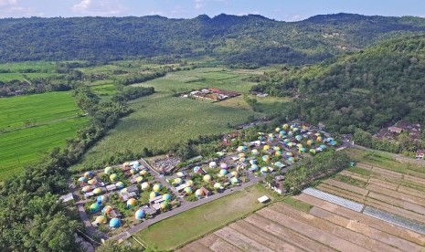 Pemandangan dari atas Desa Wisata Rumah Domes 