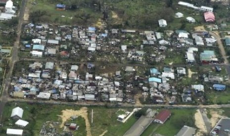 Pemandangan dari atas menunjukkan rumah-rumah yang hancur karena badai di kawasan Cyclone Palm di Port Villa, Vanuatu.