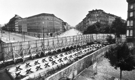 Pemandangan dari Berlin Barat menghadap ke Bernauer Street di Berlin Timur pada 1962.